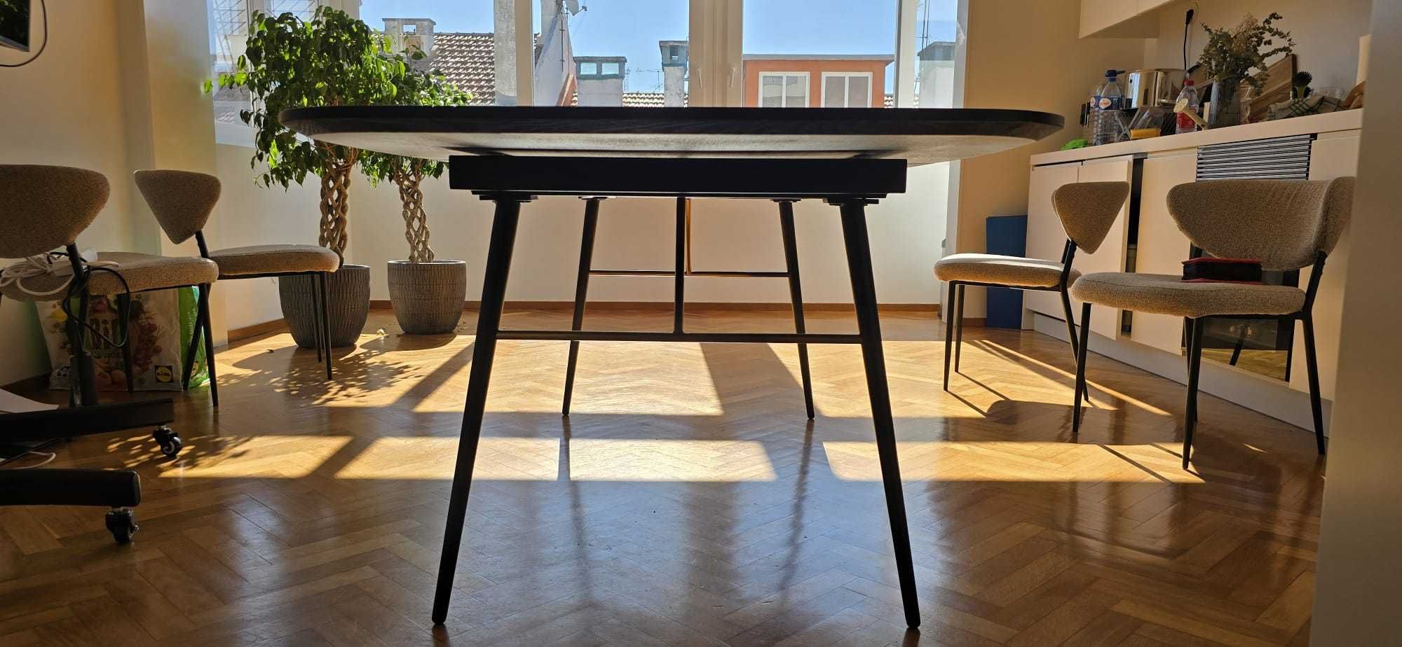 Mesa de jantar Area em madeira com pés de metal