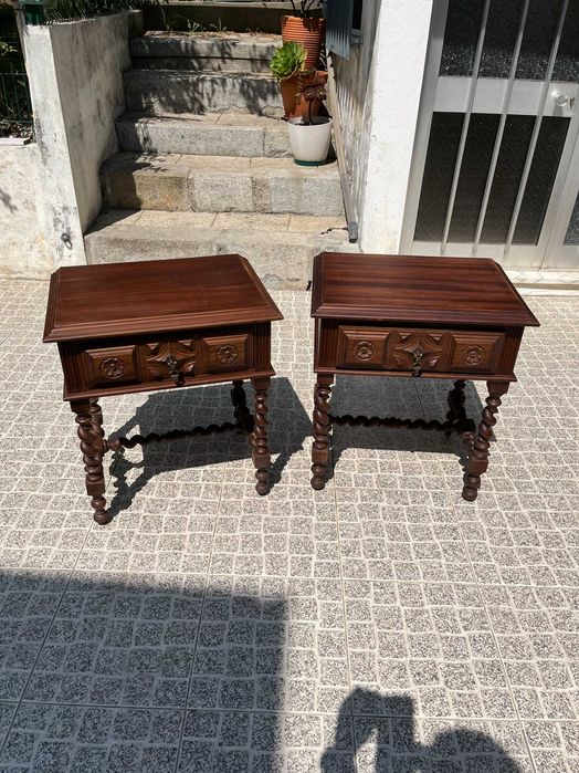 Cama antiga com mesinhas cabeceira