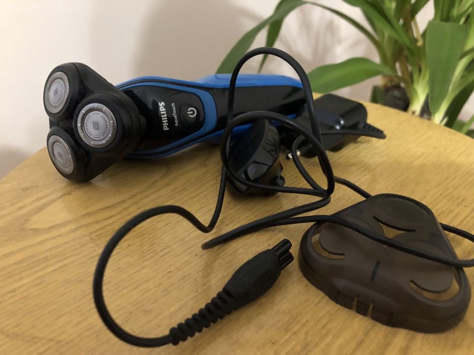 Електробритва  Philips AquaTouch Wet and Dry Electric Shaver S5051