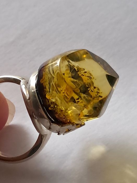 srebrny regulowany pierścionek z naturalnym bursztynem bałtyckim