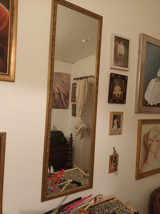 Espelho elegante e simples em talha dourada