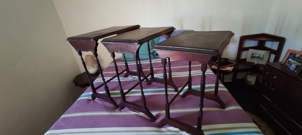 Conjunto de 3 mesas de apoio em madeira