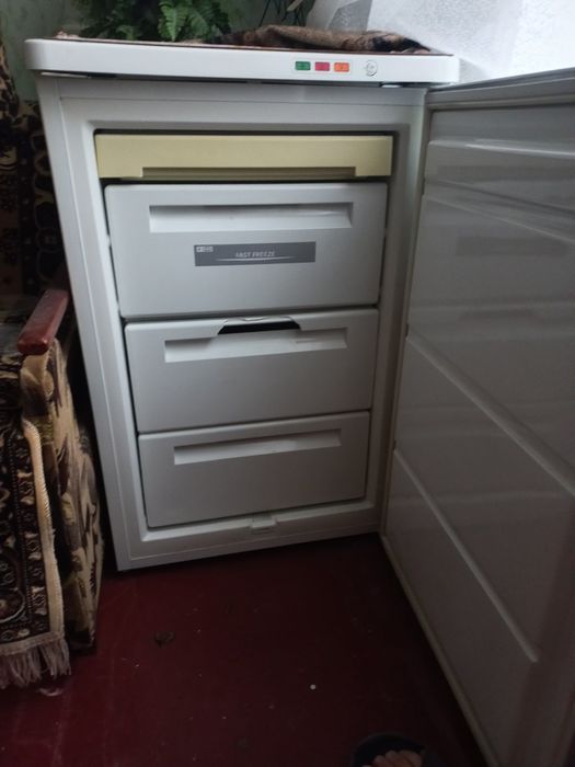 Продам морозильную камеру Зануси