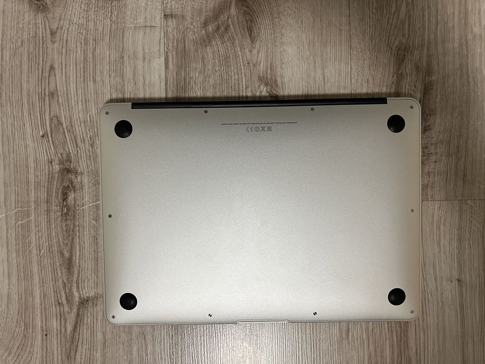 Продам Macbook Air 13" 2015p 8/128