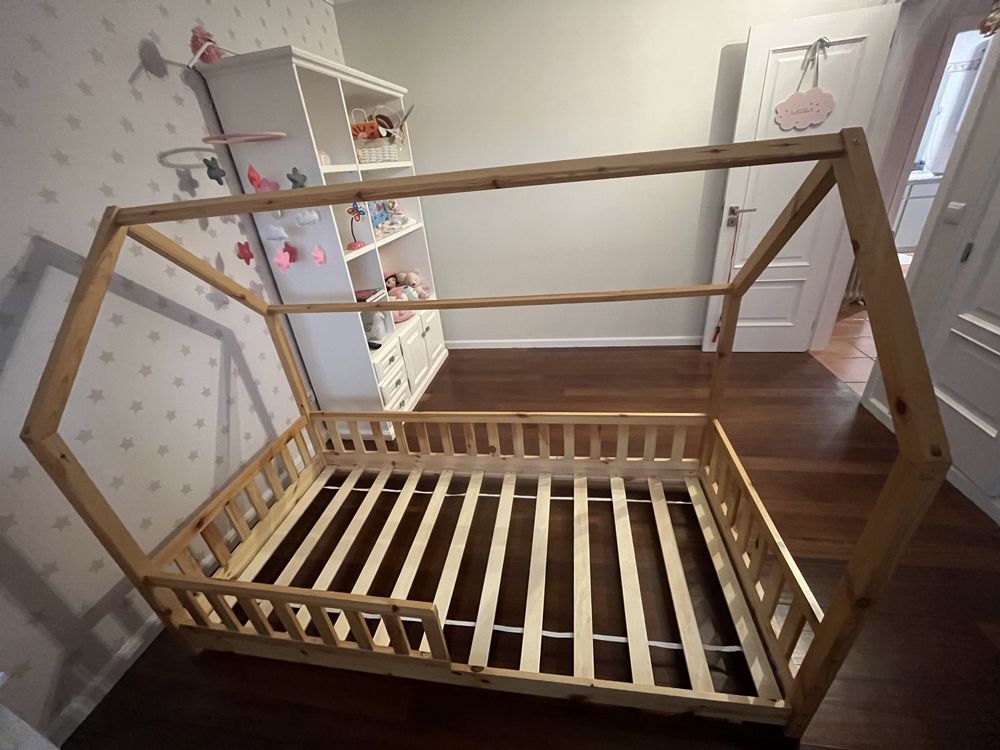 Cama montessori em pinho natural