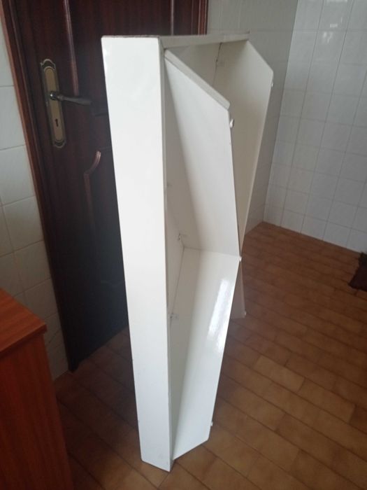 Estrado expositor lacado