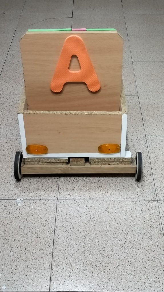 Carrinho em madeira