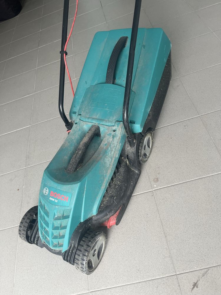 Maquina de cortar relva Bosch (elétrica)