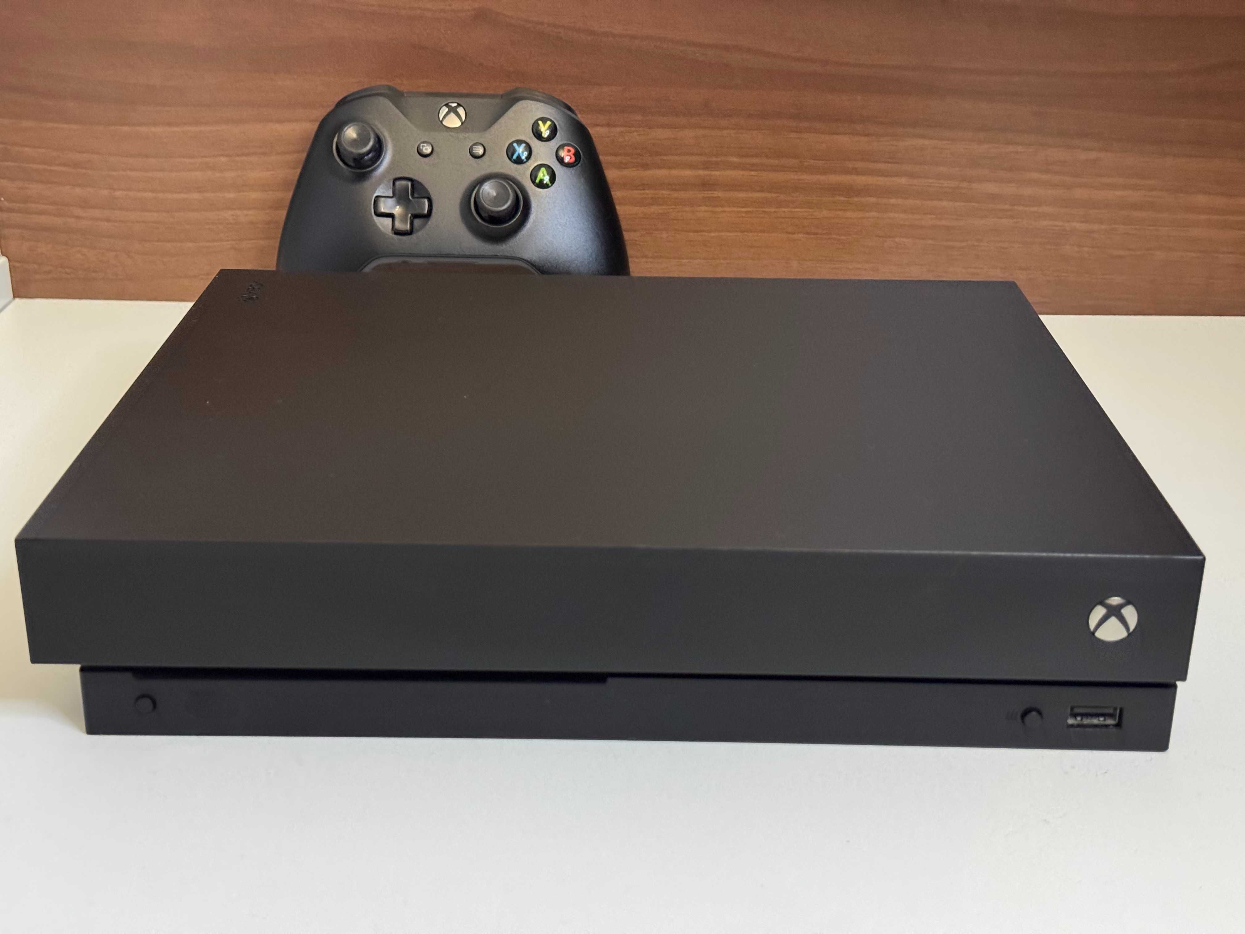 Konsola XBOX ONE X 1TB z Padem i Napędem