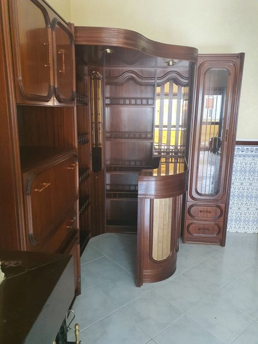 Bar e Cristaleira em mogno