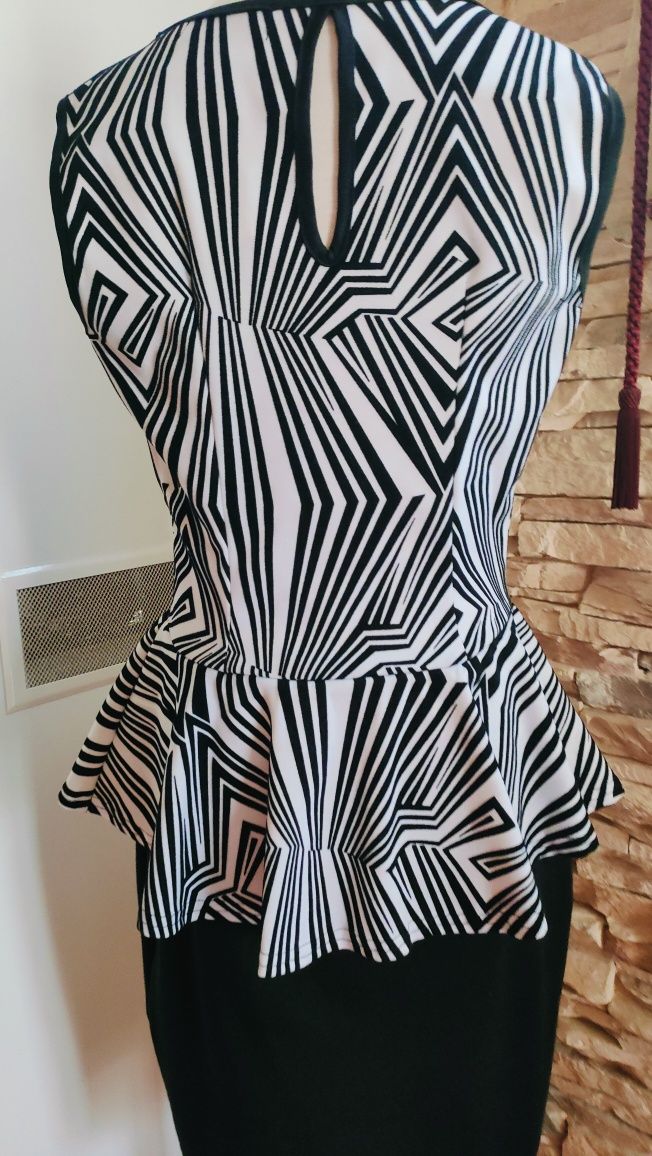 Vestido peplum com desenhos em veludo