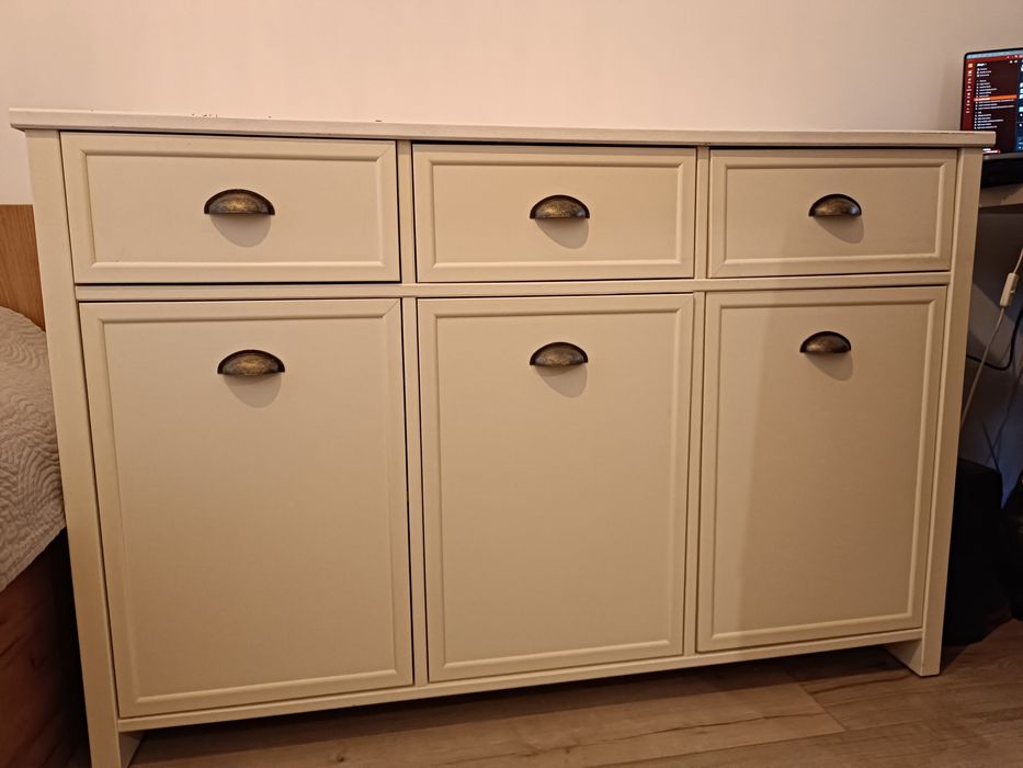 Biała solidna komoda