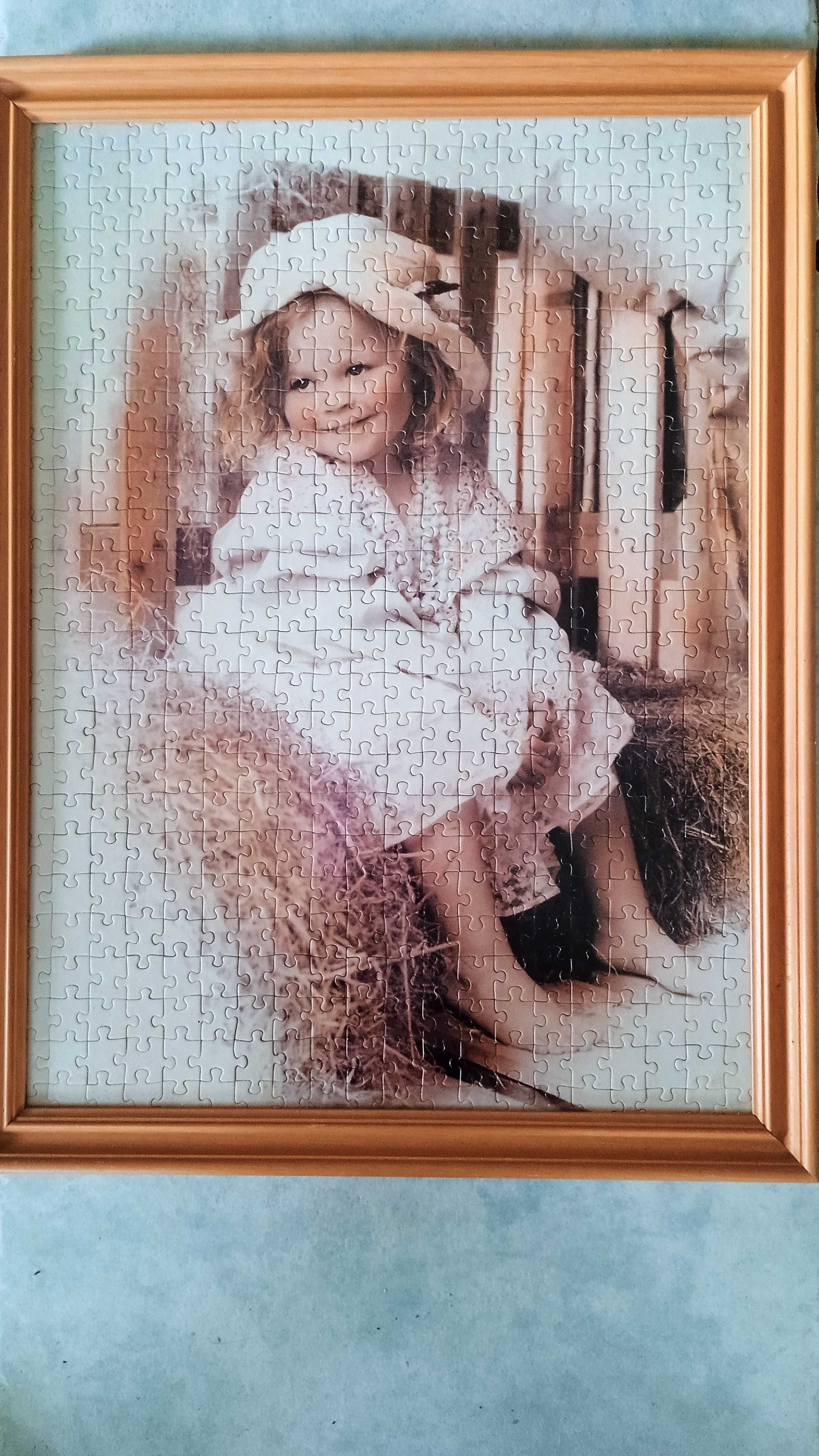 Dziewczynka- puzzle złożone w ramie.
