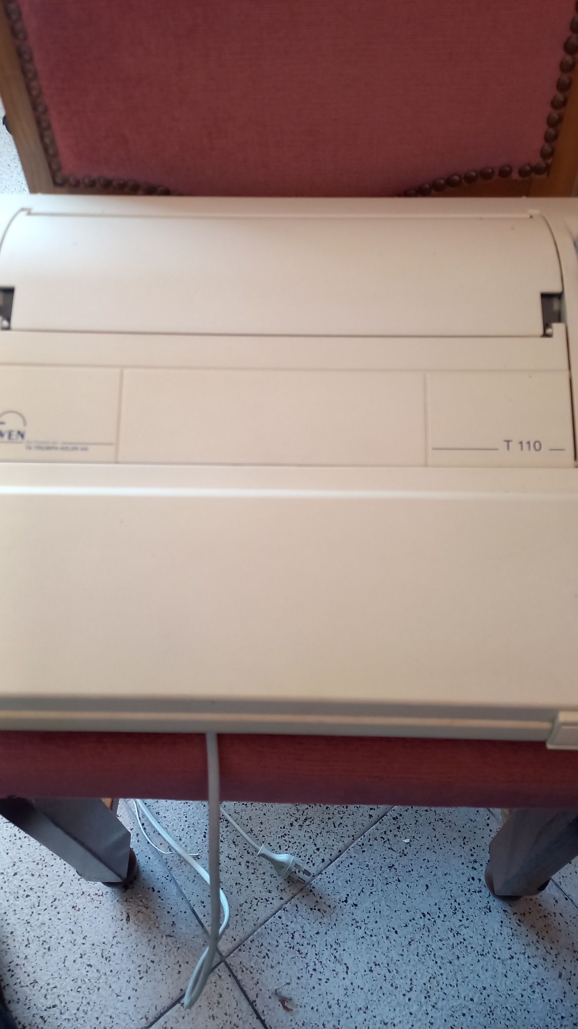 Máquina de escrever elétrica.