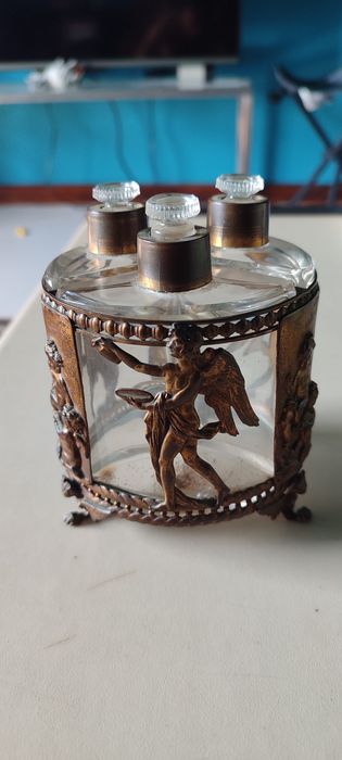 Frascos de perfume vintage com detalhes em metal