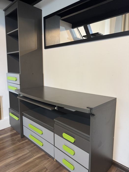 Zestaw mebli młodzieżowych.