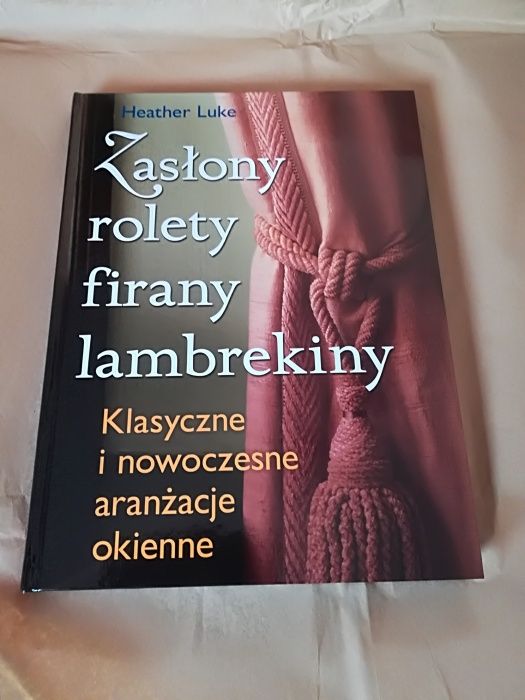 Książka rolety firany oraz kwiaty