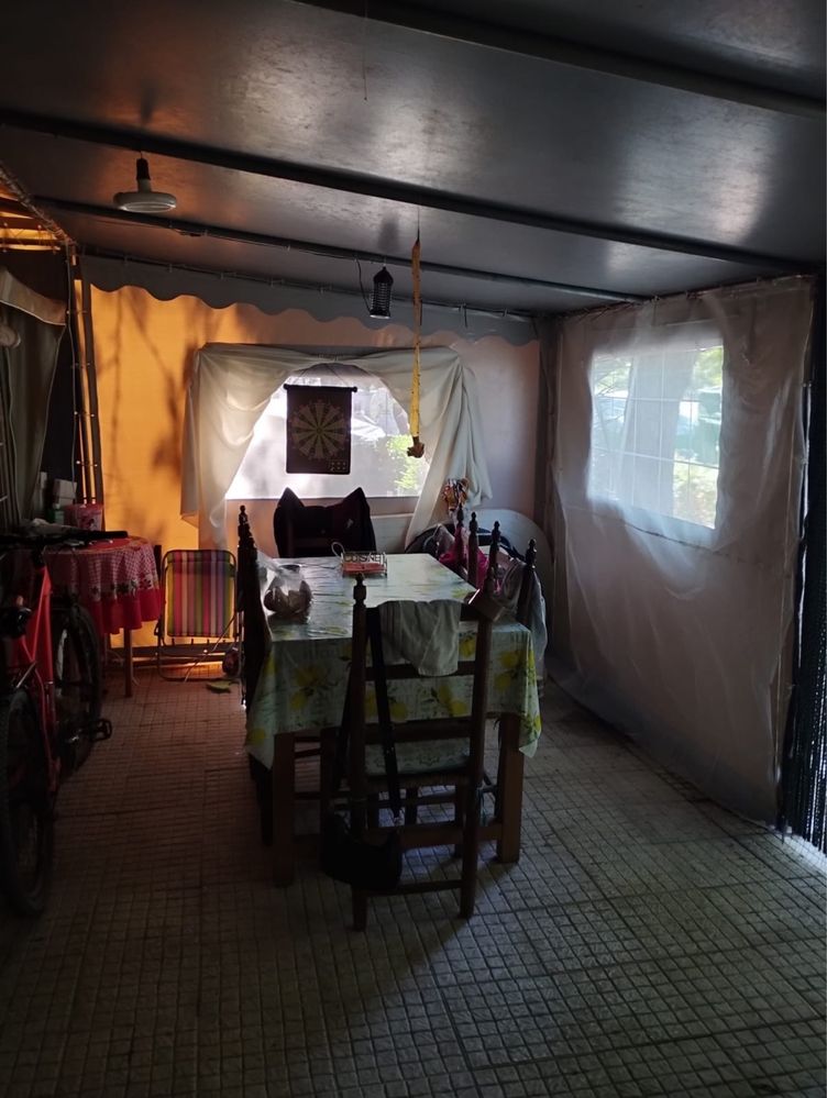Vendo alveolo e avançado em parque de campismo