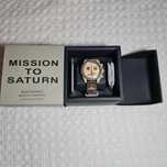 Omega x Swatch SO33T100 Saturn - Złote pętle Saturna w designie