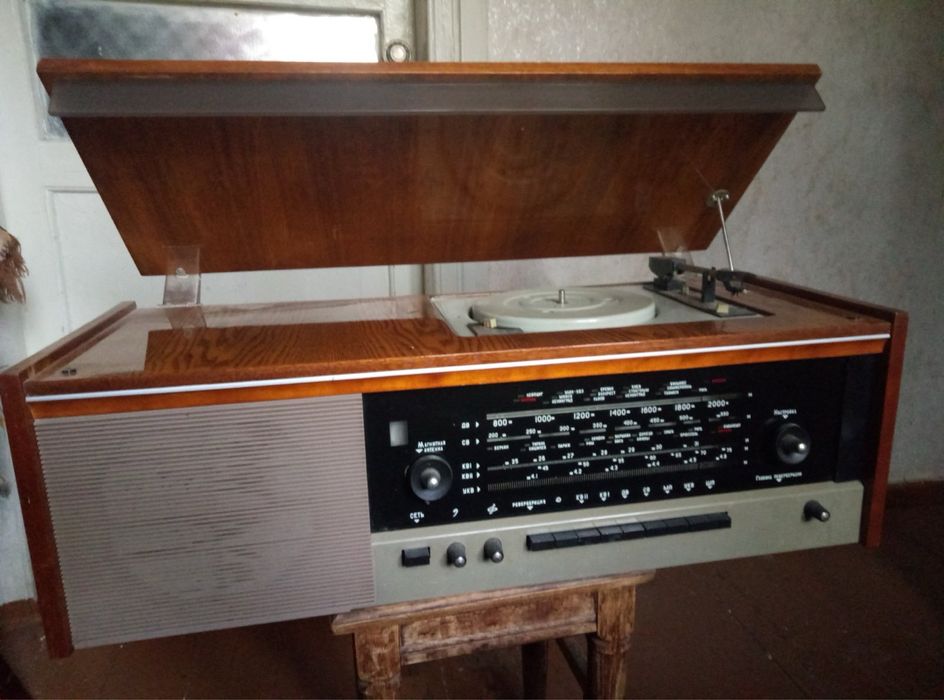 Радіола робоча, з дерев’яним корпусом