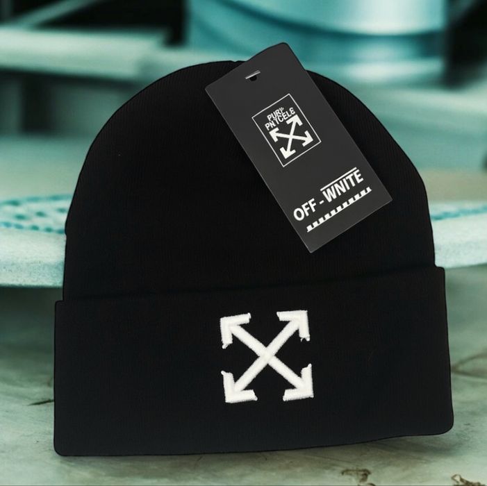 Ciepla czapka off-white klasyk