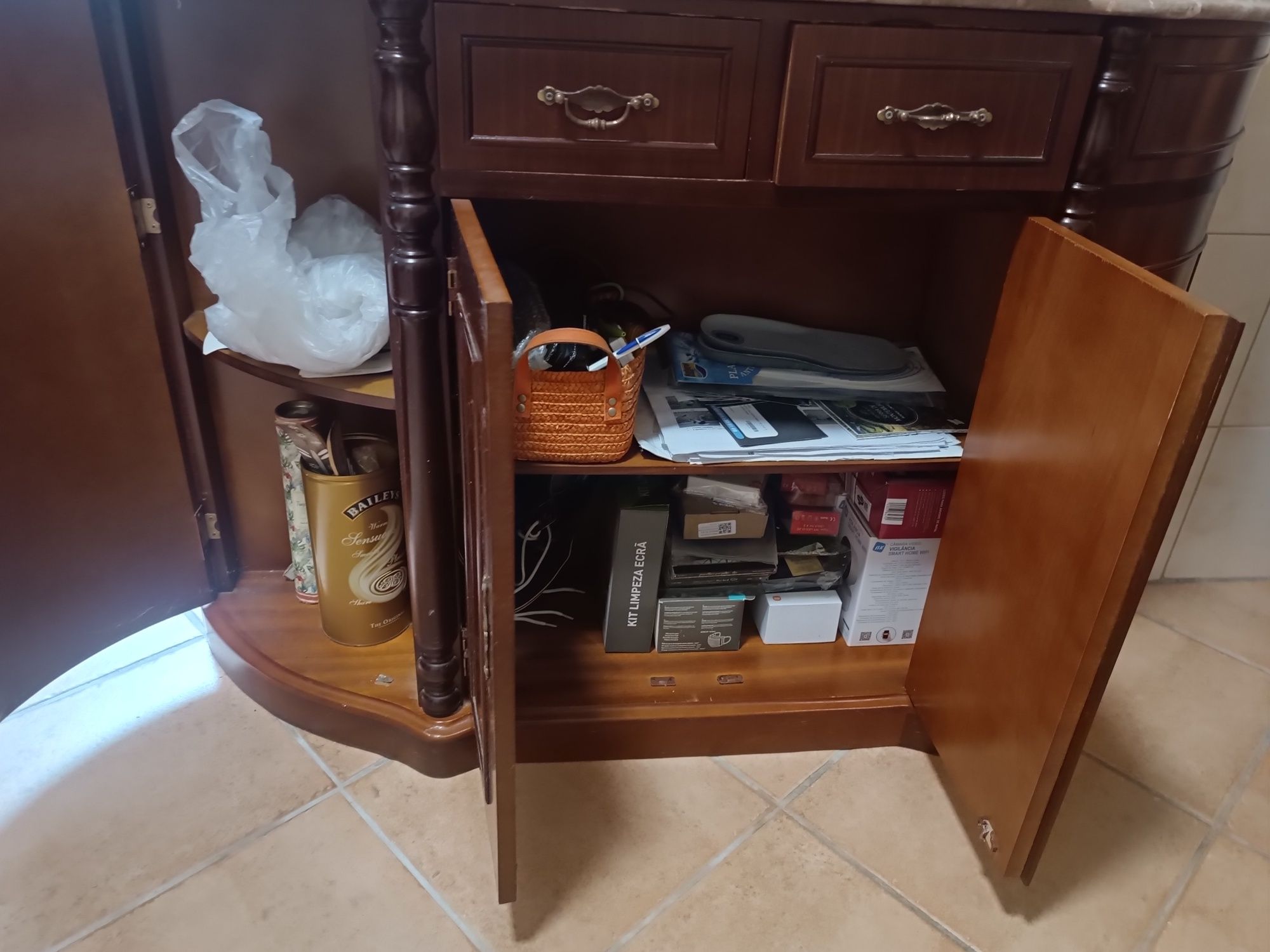 Sapateira com tampo em mármore
