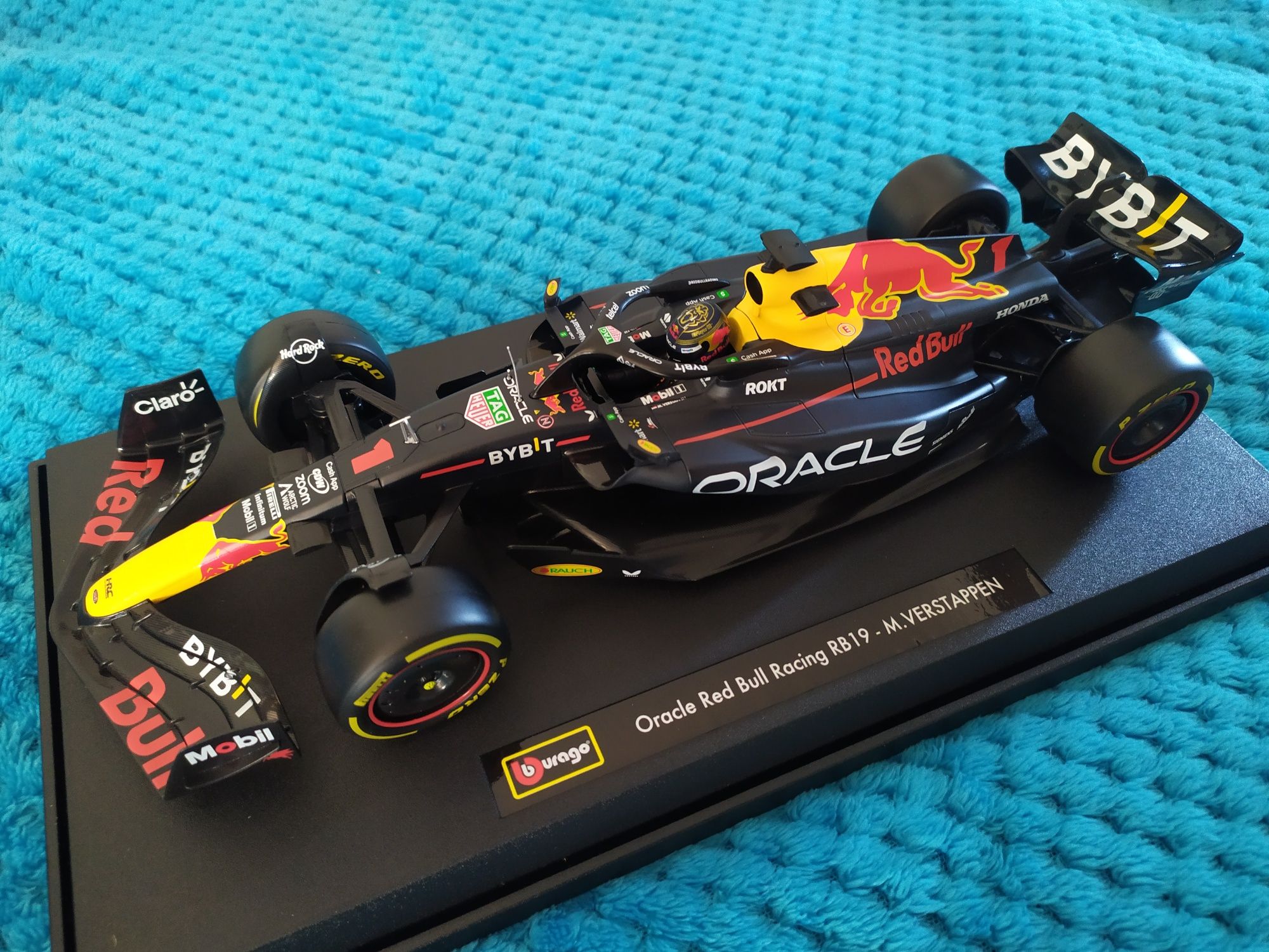 Model bolid F1 Red Bull 1:18 Max Verstappen złoty kask NOWY na prezent