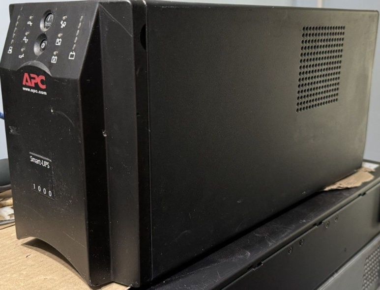 Бесперебойник APC Smart UPS 1000