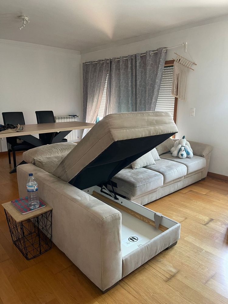 Sofa chaise longue com arrumacao e coatas e assentos moviveis