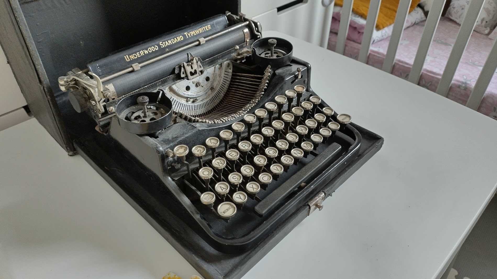 Maszyna do pisania z 1929 r. Underwood Portable 4-Bank