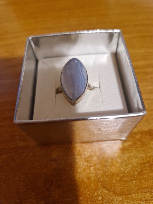 Pierscionek srebrny z kamieniem