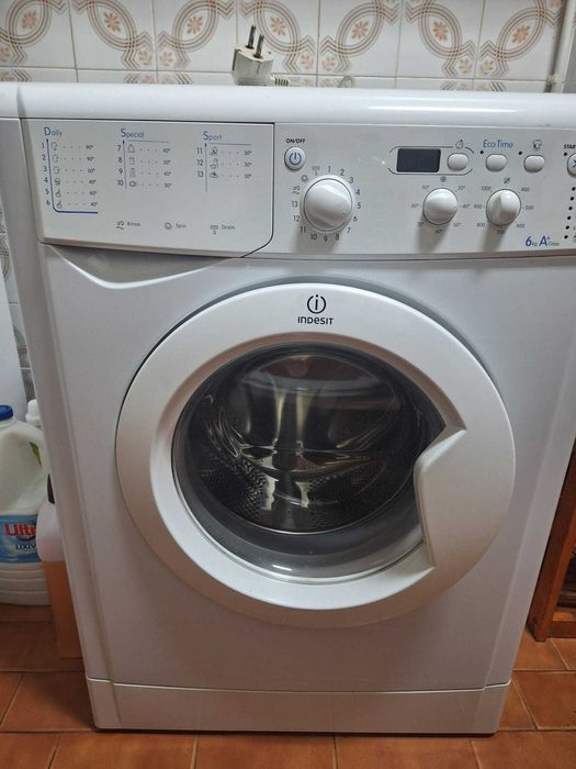 Máquina Lavar Roupa Indesit IWD6105