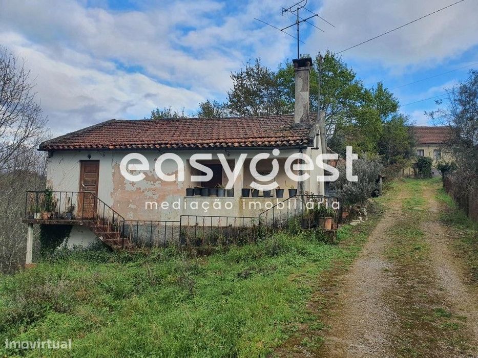 Moradia isolada com anexos para recuperar em Carragosela, Tábua