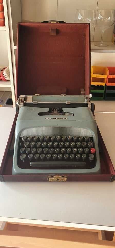 Máquina de escrever Olivetti Studio 44