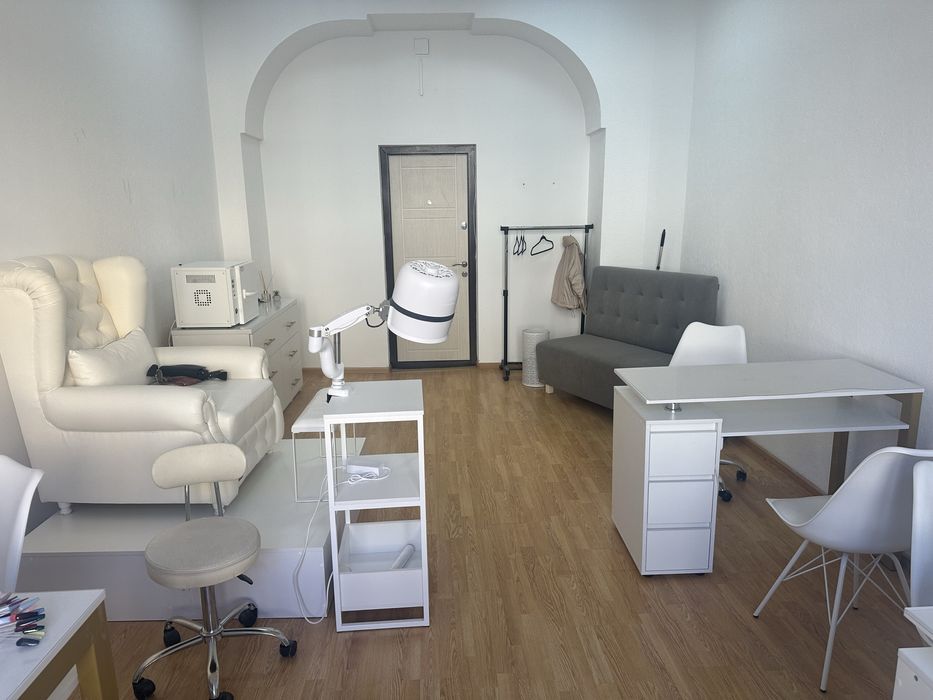 Робочі місця для майстра манікюра/бровиста