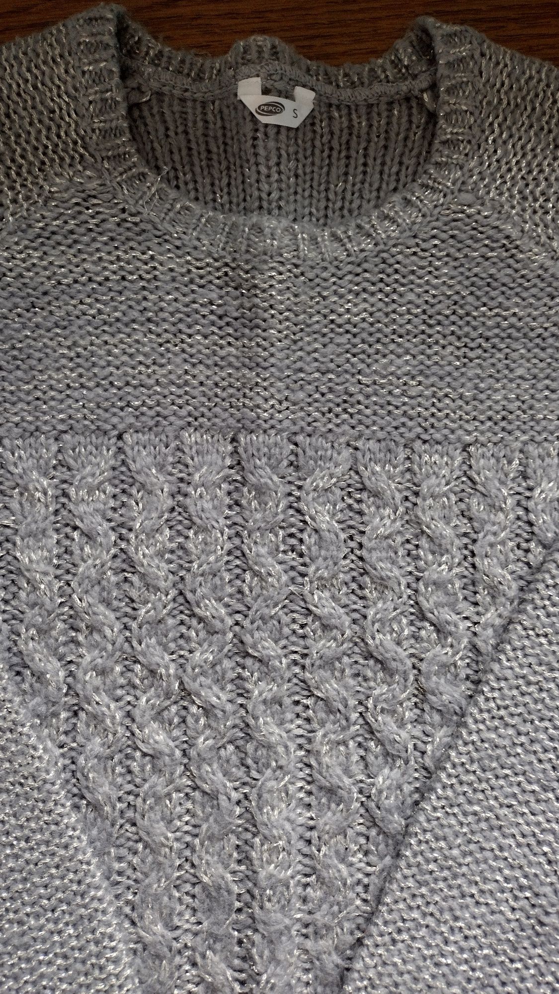 Sweter ze złotą nitką