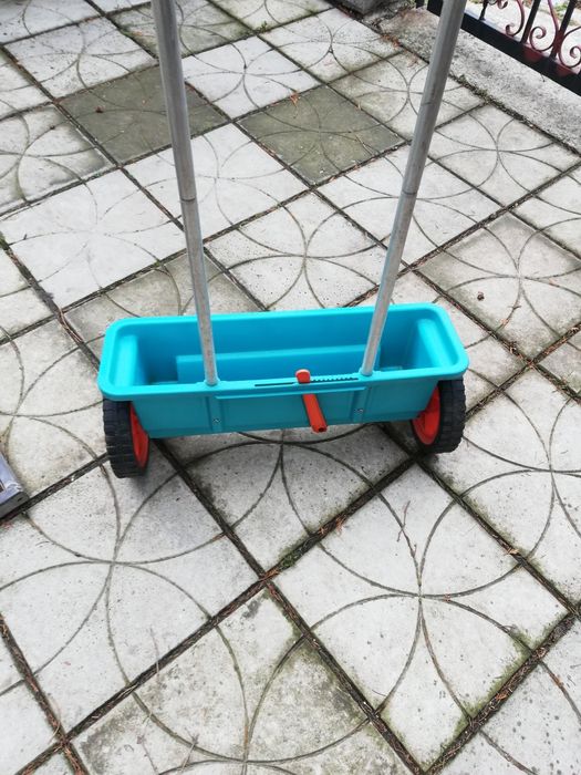 Siewnik  do nasion i nawozu Gardena