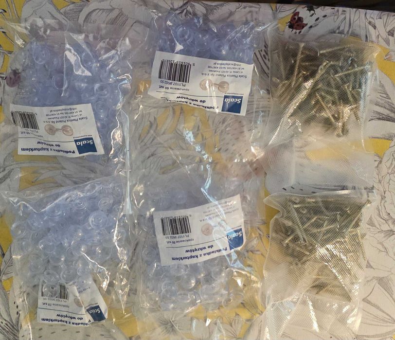 Podkładka z kapturkami do wkrętów opakowanie 50 sztuk plus wkręty