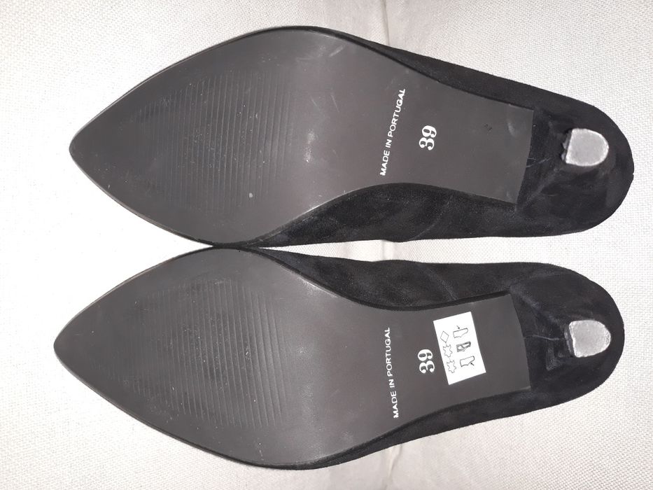 Sapatos em.pele de camurça pretos NOVOS