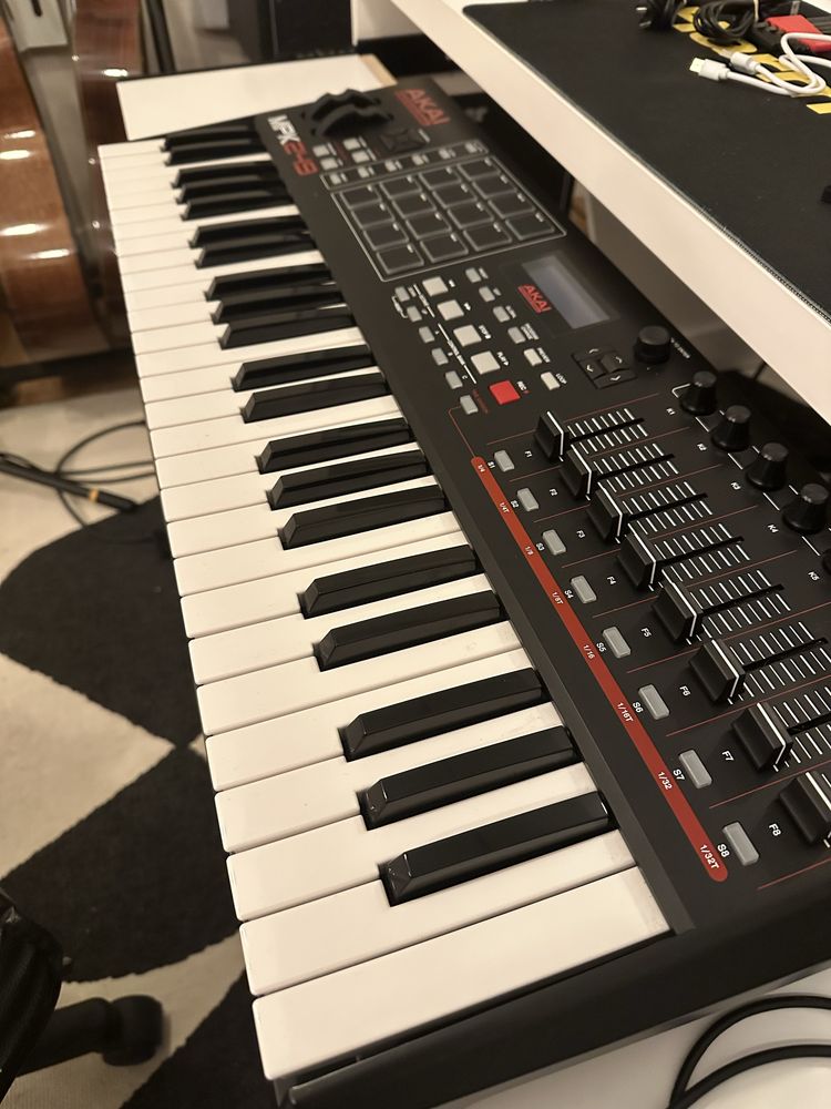 Teclado Akai MPK249 e MPK mini