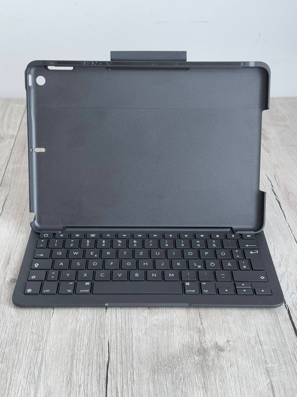 Чохол-клавіатура Logitech SLIM FOLIO для iPad (7-го покоління)