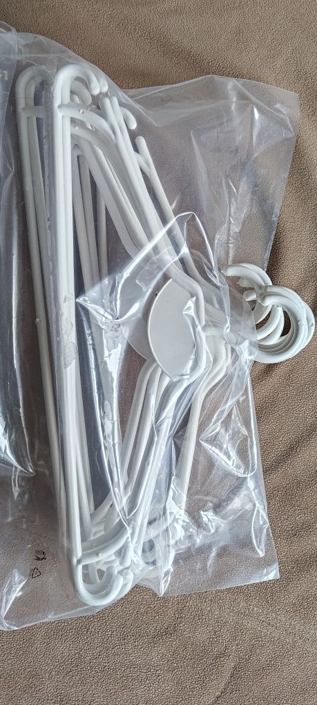 Plastikowe wieszaki