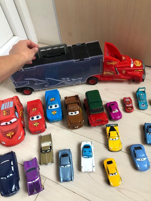 Машинки Молнія Макквін і його друзі різні