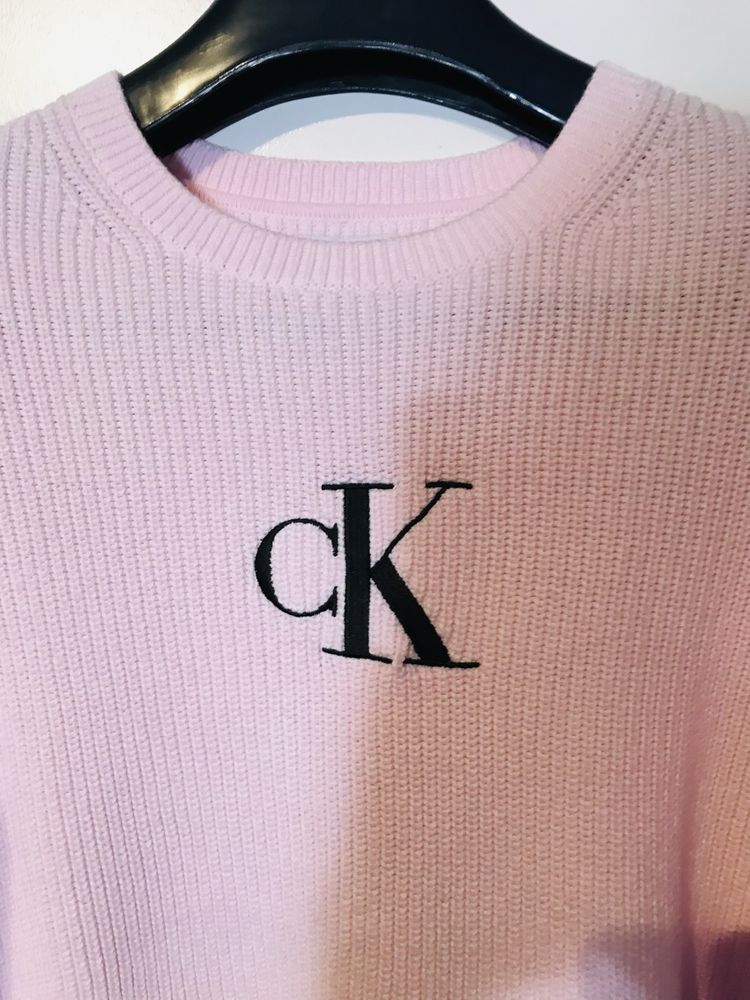 Sweterek Calvin Klein Jeans pudrowy róż z logo CK, S