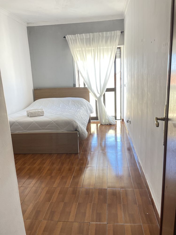 Quarto de casal otima localizacao (Quinta do Conde)
