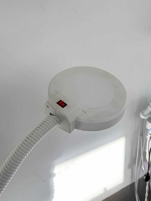 Косметологічна лампа із збільшувальним склом