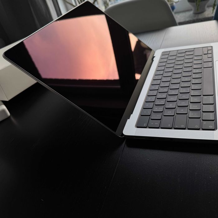MacBook Pro 14, procesor M1 Pro 10 rdzeni, srebrny, 32GB, 1TB