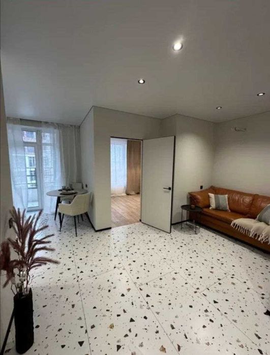 БЕЗ КОМІСІЇ! однокімнатна ВЕЛИКА квартира біля НАБЕРЕЖНОЇ