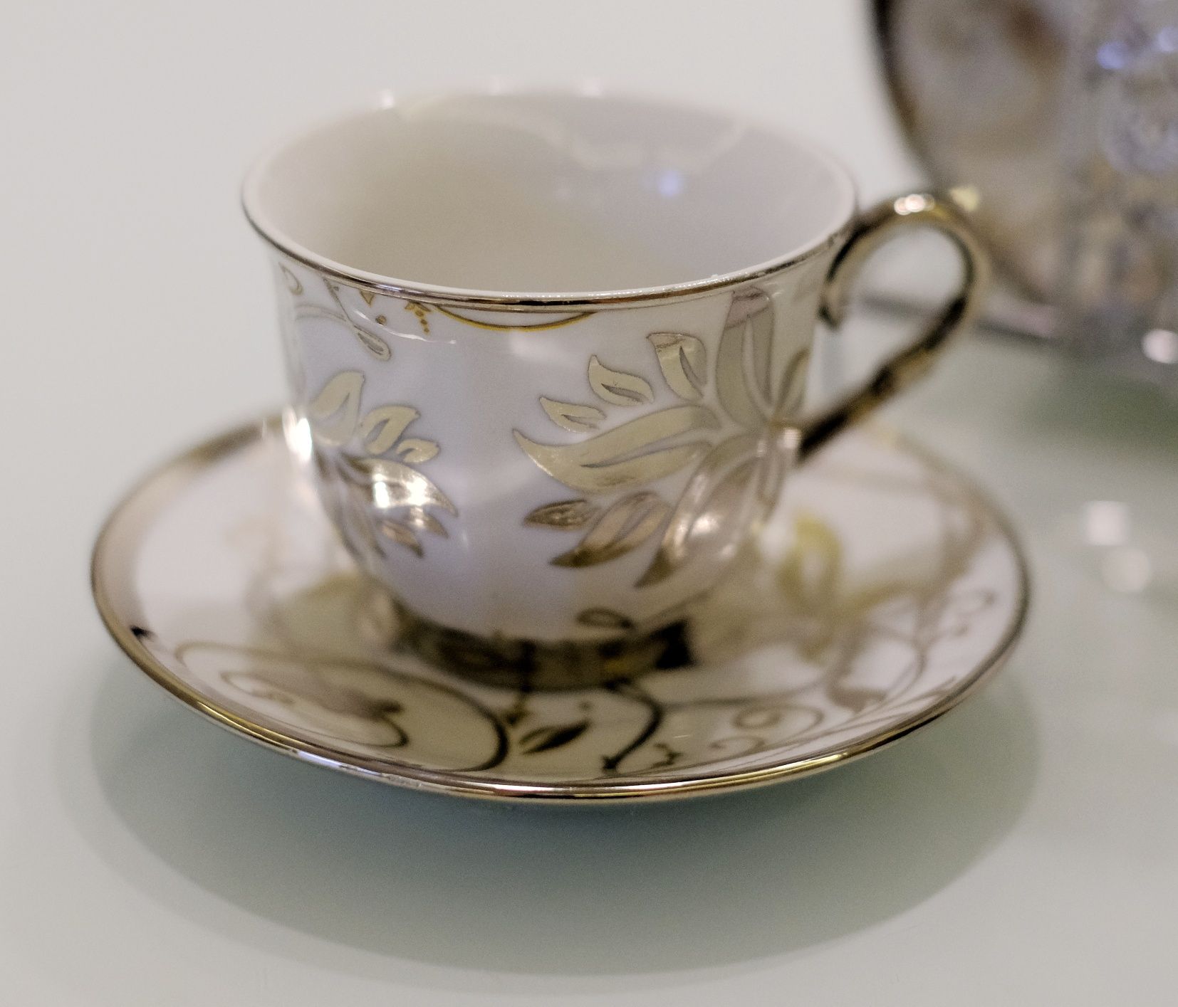 Zestaw 6 filiżanek na ozdobnym stojaku serwis porcelanowy