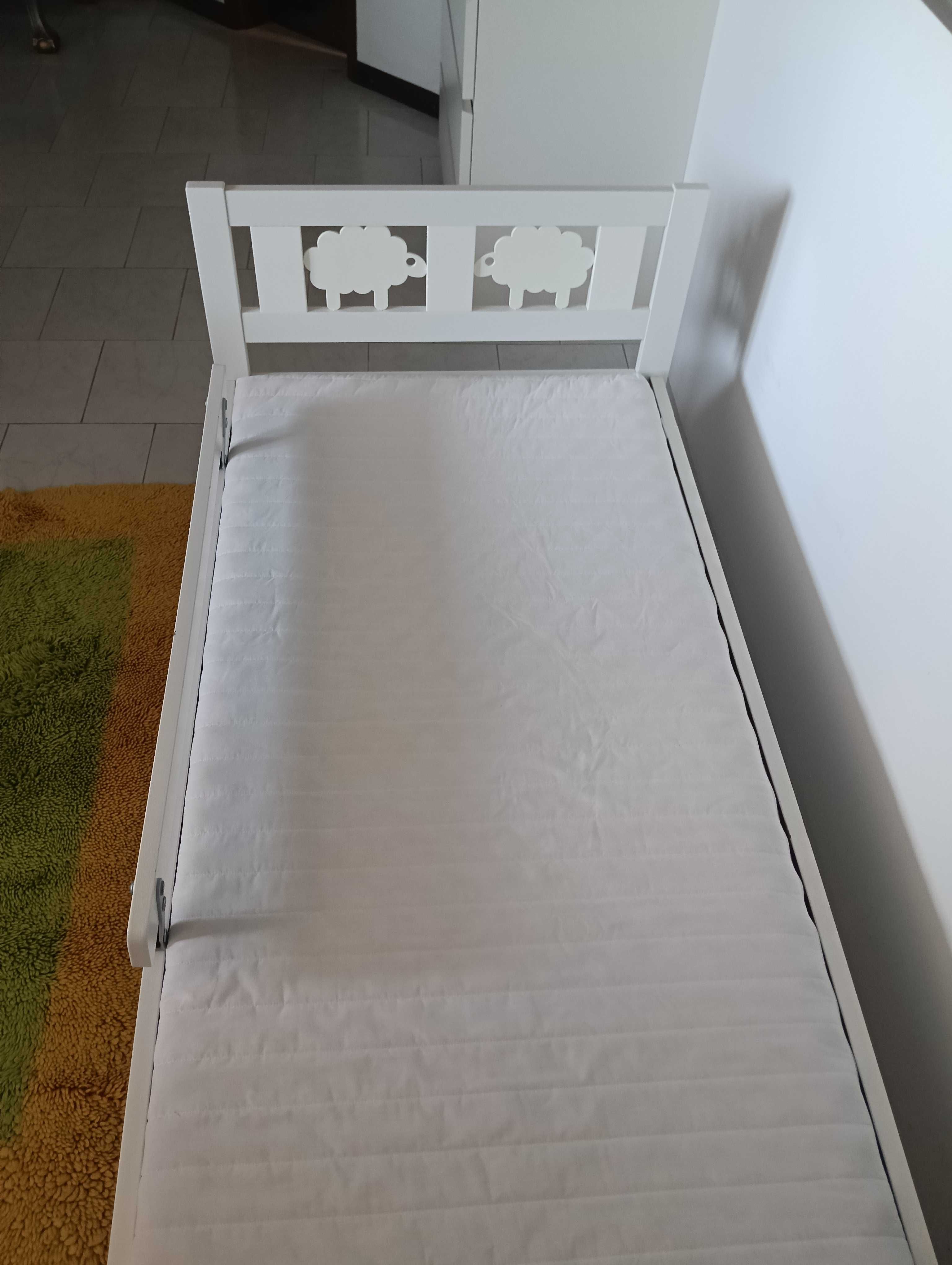 Cama infantil Ikea com colchão e proteção lateral – ótimo estado